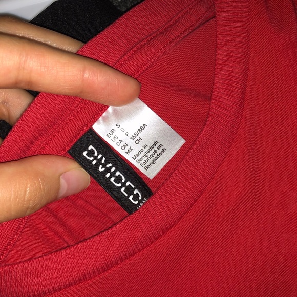 Red crop top two white striped on sleeves - Picture 3 of 3